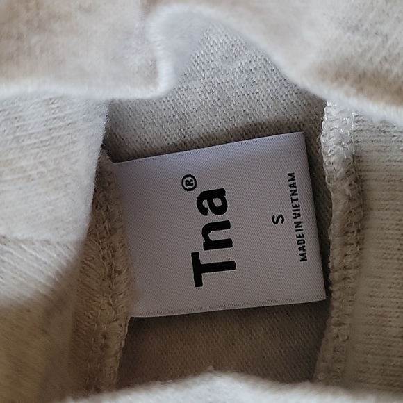 Aritzia tna longsleeve crop tops - Picture 3 of 3